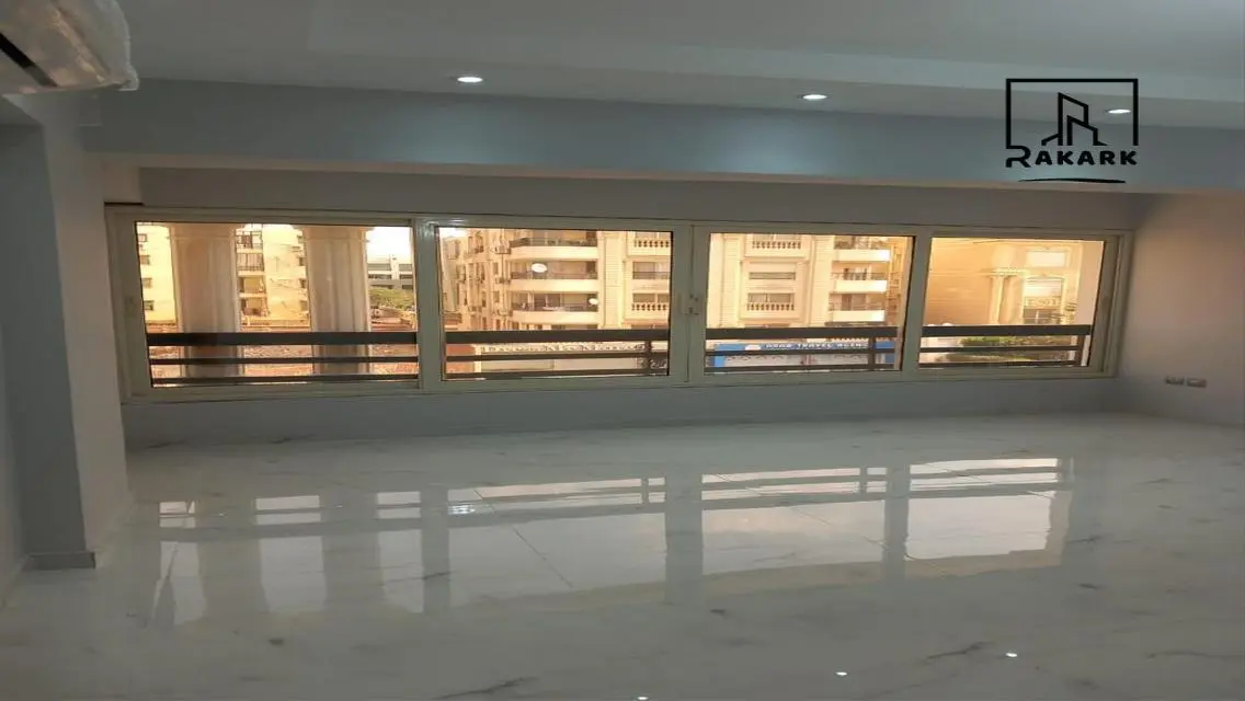 شقة فاخرة بمساحة 250 متر مع 4 غرف نوم و 2 حمام