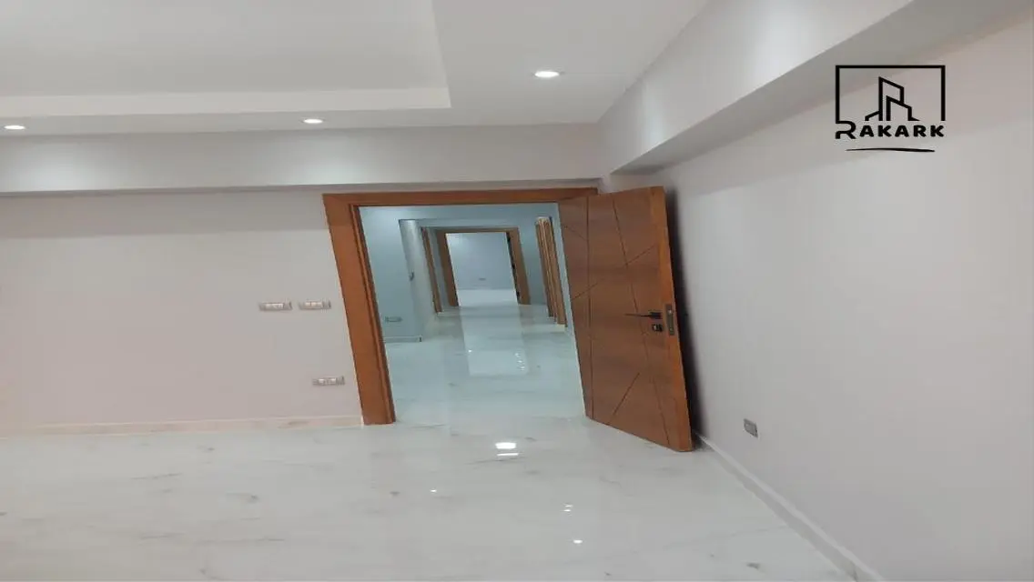 شقة فاخرة بمساحة 250 متر مع 4 غرف نوم و 2 حمام