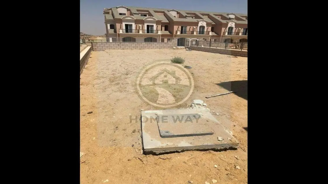 فيلا فاخرة للبيع بمساحة واسعة وإطلالة رائعة
