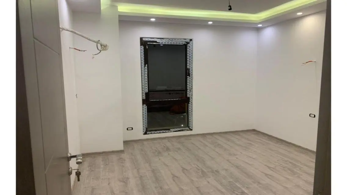 شقة للبيع في موقع متميز بسعر مغري
