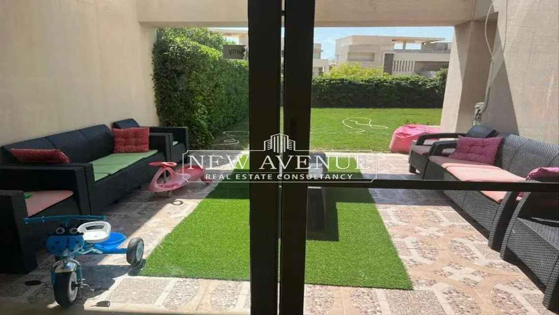 منزل فاخر مع حديقة خاصة وفي موقع متميز