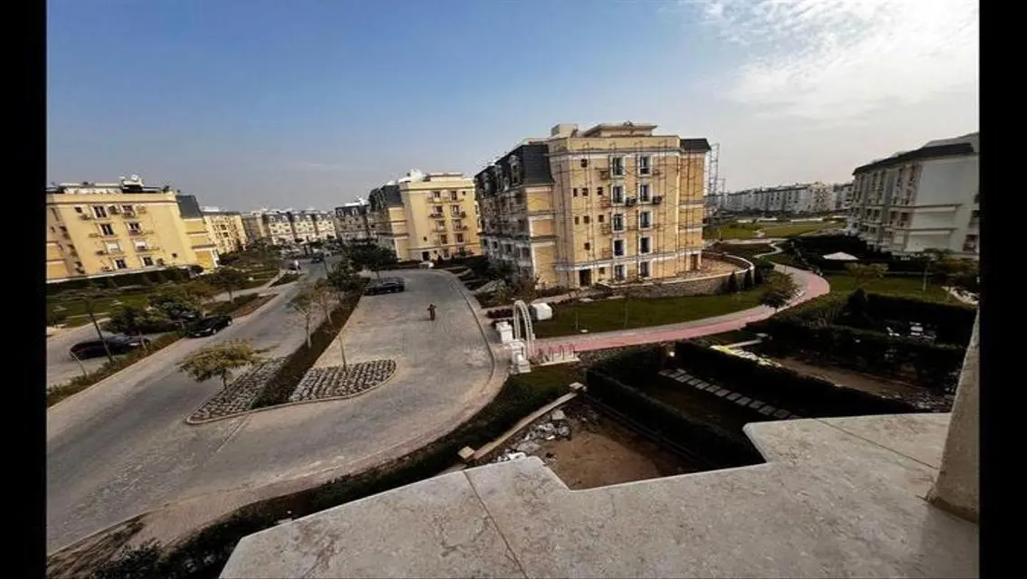 شقة فاخرة للبيع overlooking بحيرات