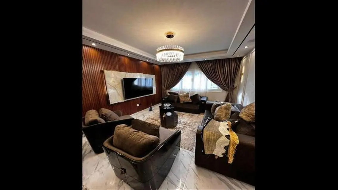 شقة فاخرة للبيع overlooking بحيرات