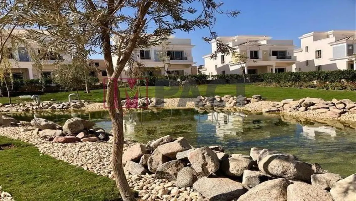 فيلا فاخرة للبيع مع مسبح خاص وحديقة في منطقة متميزة