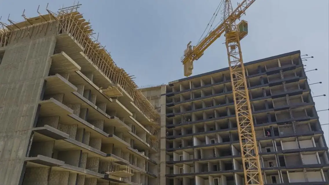 فيلا فاخرة للبيع بمساحة 33,000 متر مع مسبح خاص وحديقة