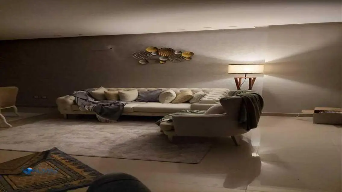 شقة فاخرة مع شرفة وحارس أمن للبيع