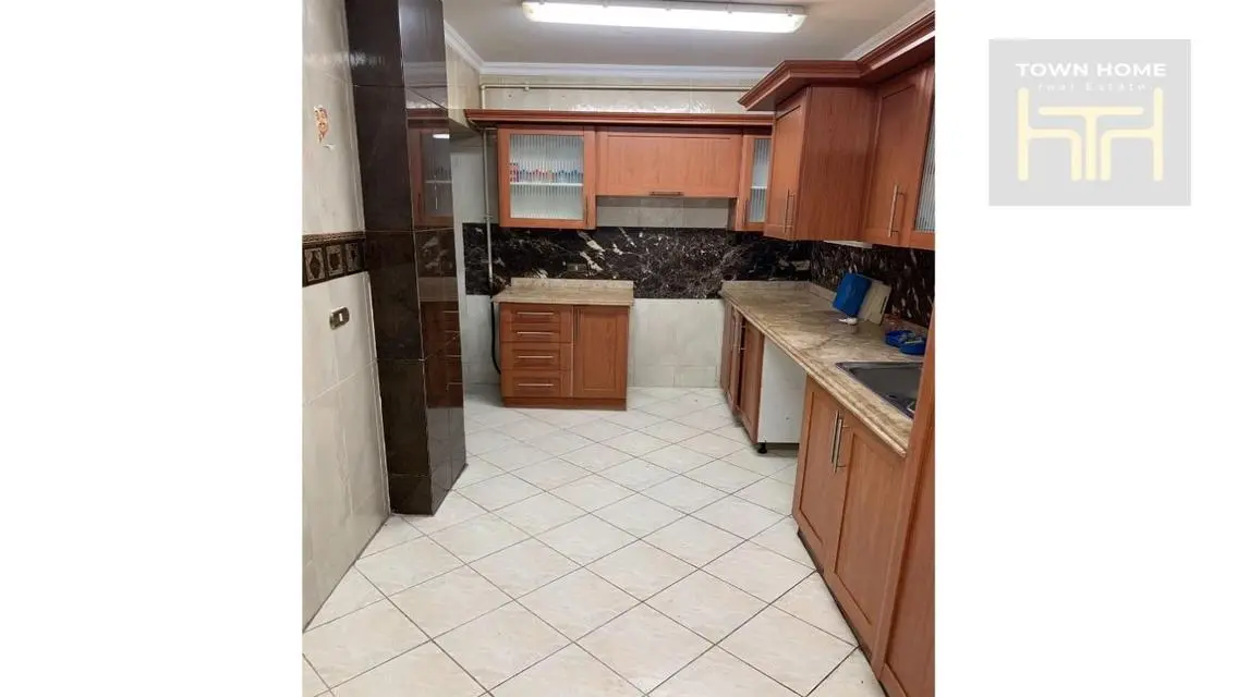 3 Bedroom Apartment with Lake View