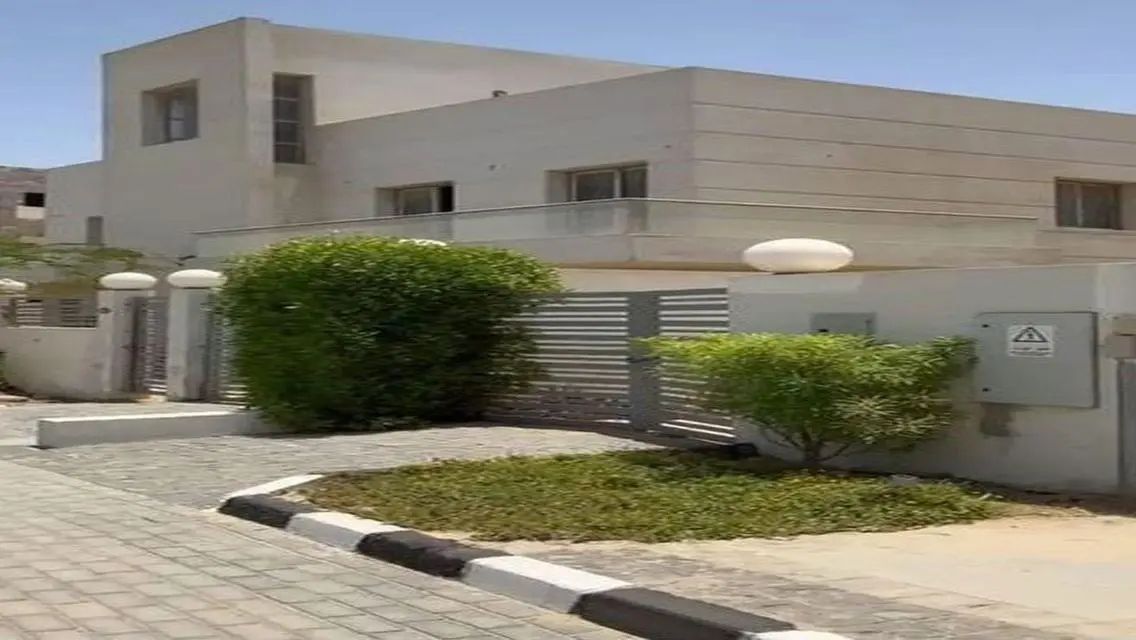 فيلا فاخرة للبيع مع إطلالة مميزة