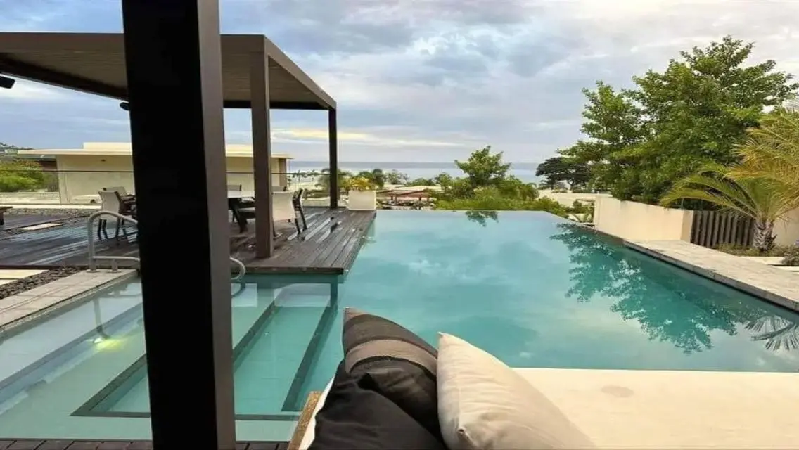 Luxury Apartment with Lake View