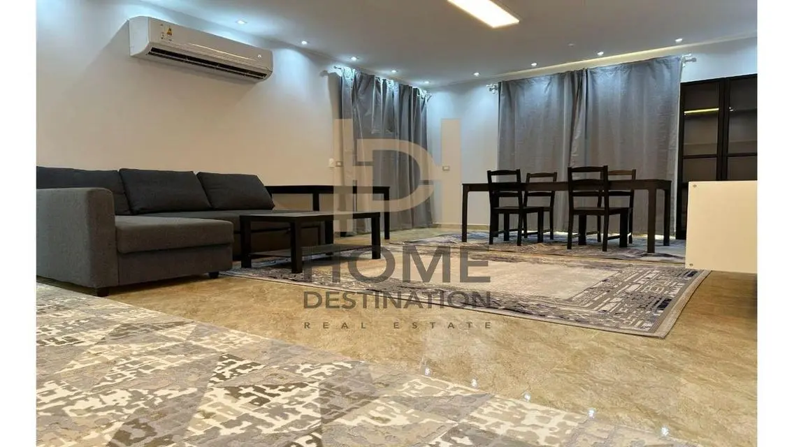 شقة فاخرة بمساحة واسعة في مجمع سكاي بلازا