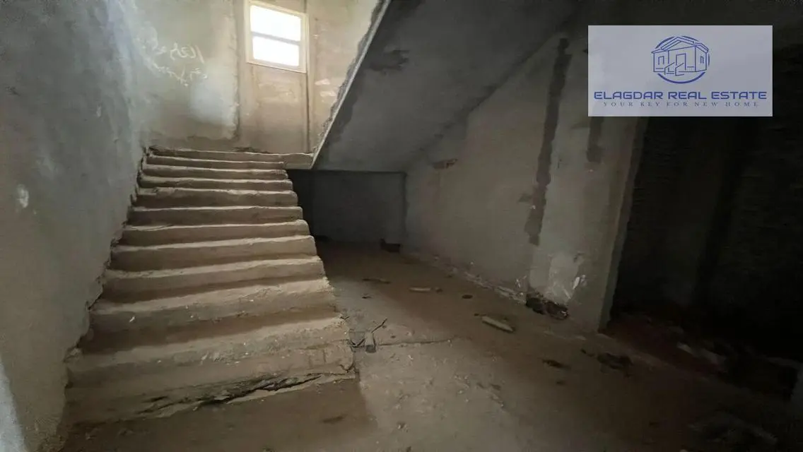 Luxury Villa for Sale in V6-walkout-Les-Rois