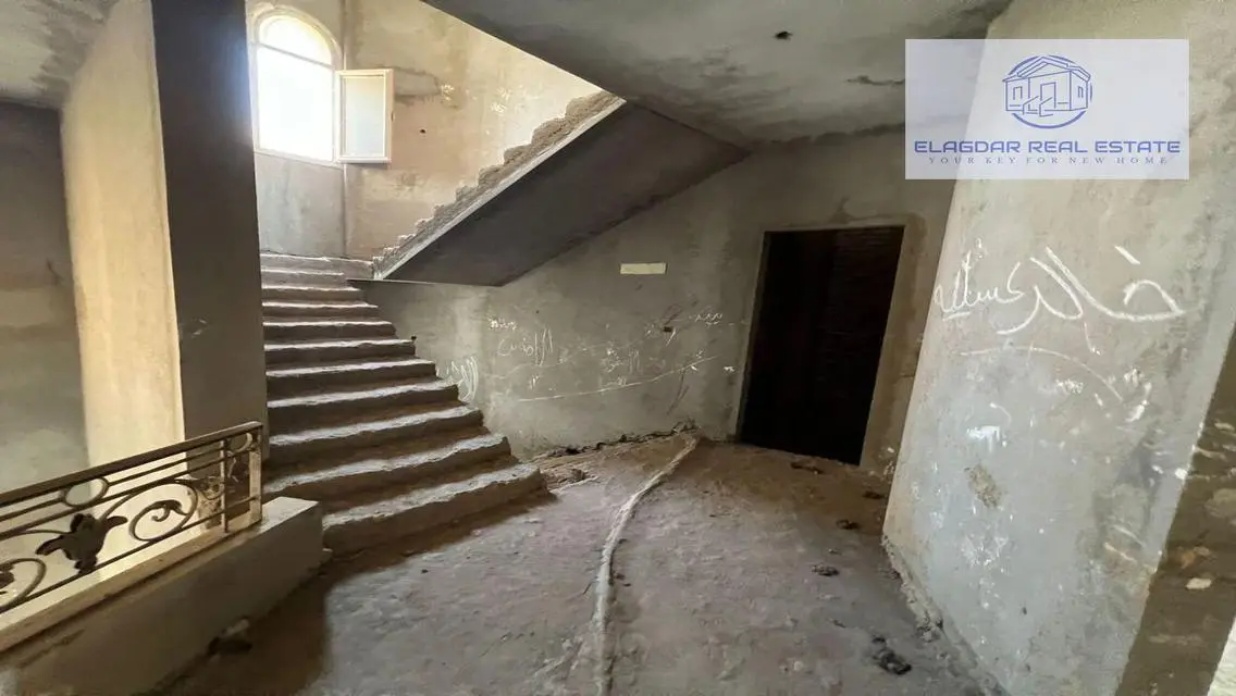 Luxury Villa for Sale in V6-walkout-Les-Rois