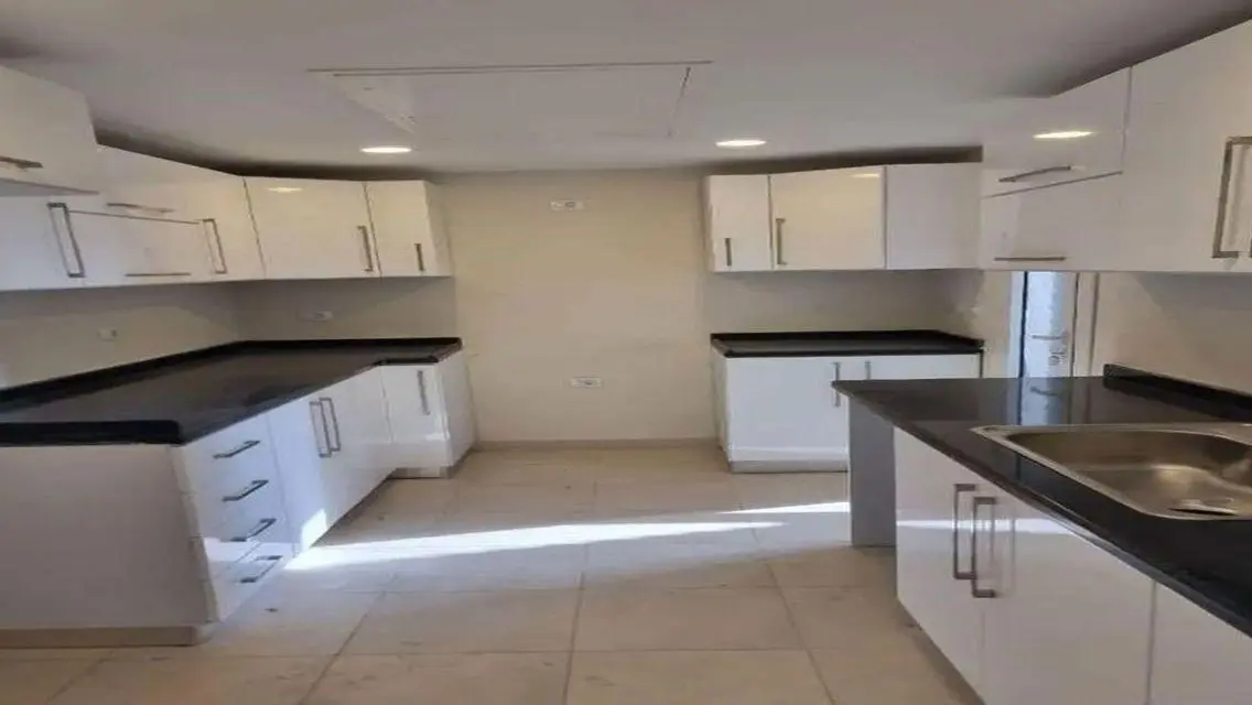 Luxury Apartment with Water View and Modern Design