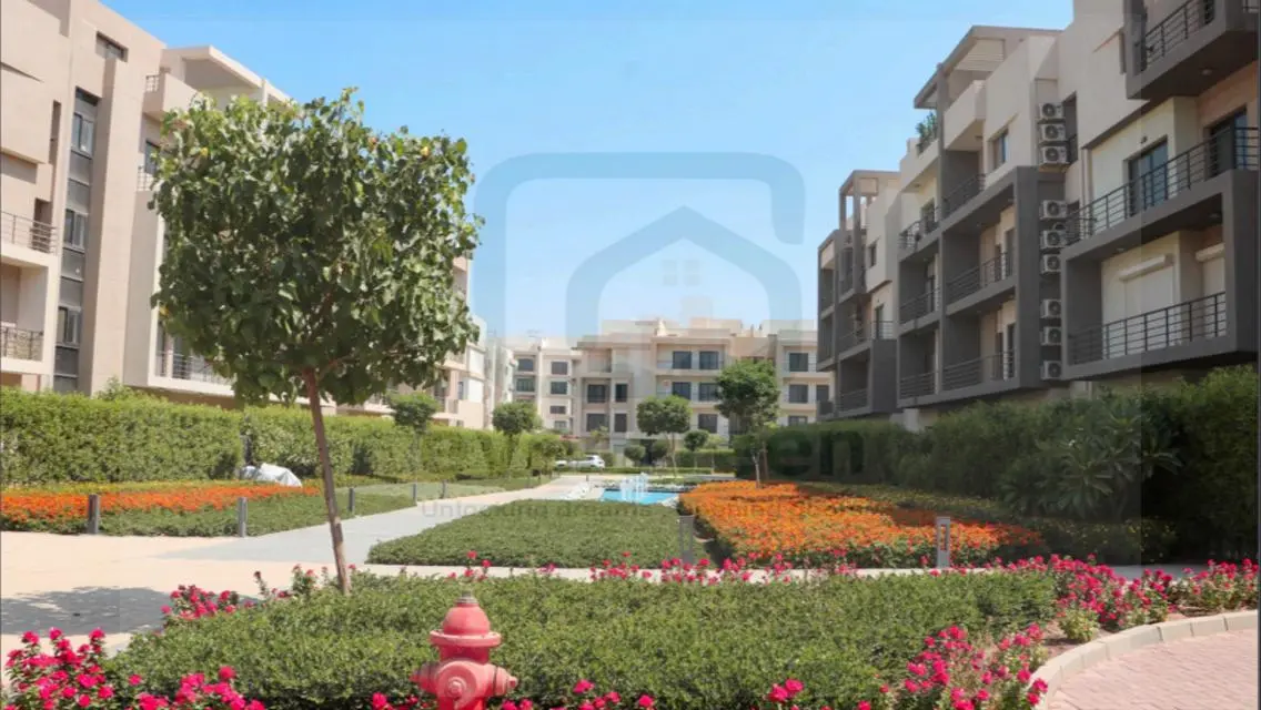 فيلا فاخرة للبيع مع مسبح وحديقة خاصة
