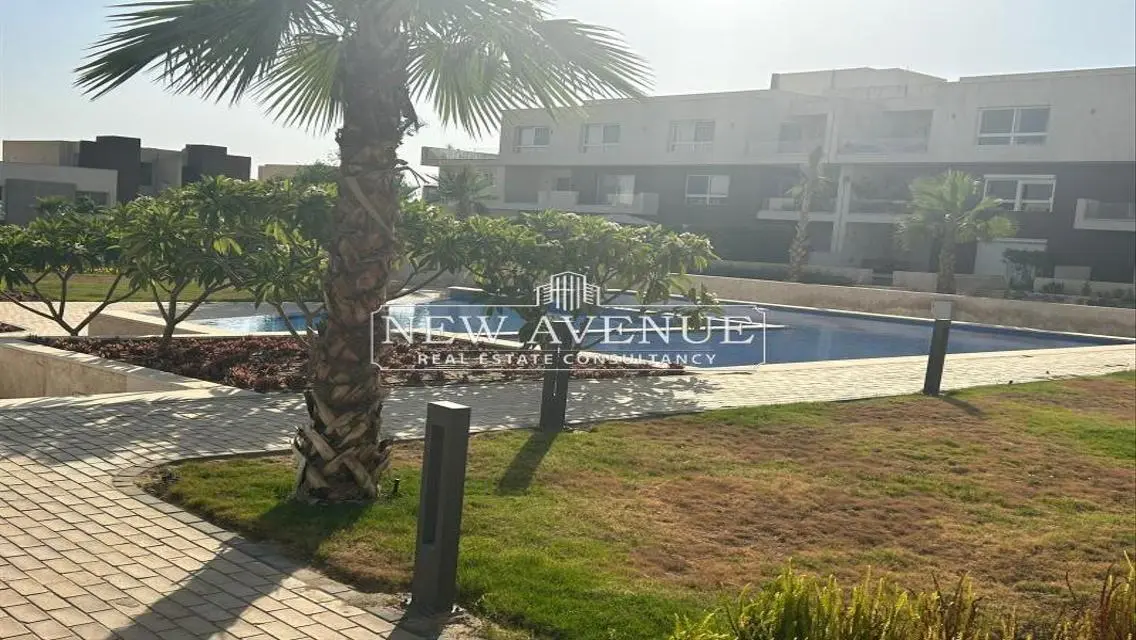 فيلا فاخرة 4 غرف نوم مع غرفة خادمة للبيع
