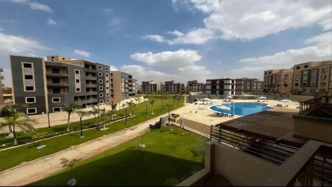 فيلا فاخرة للبيع مع حديقة خاصة ومسبح
