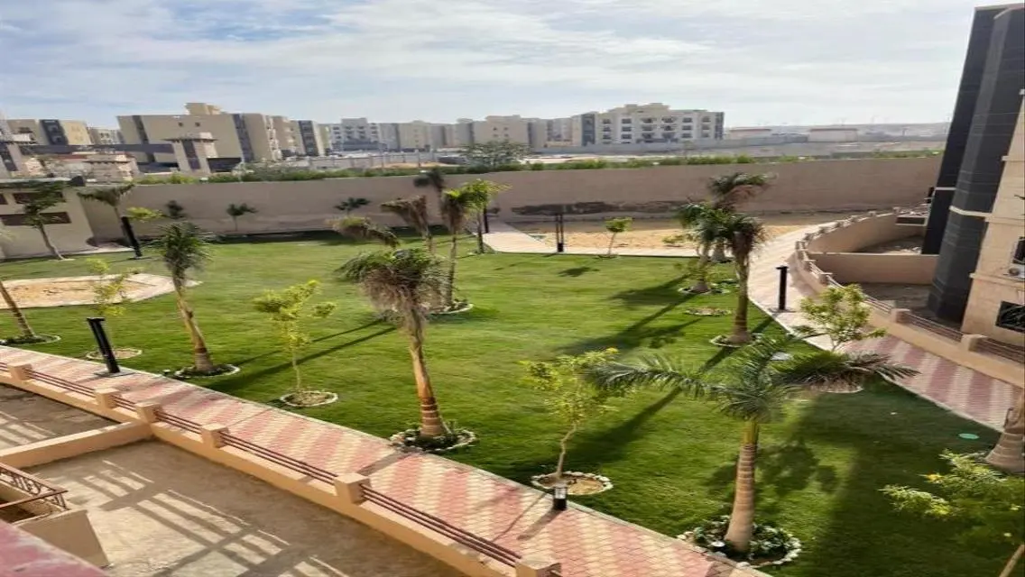 فيلا فاخرة للبيع مع حديقة خاصة ومسبح