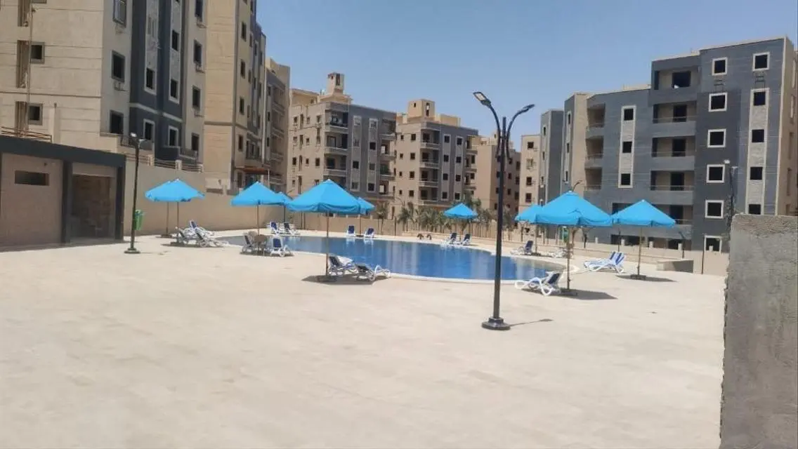 فيلا فاخرة للبيع مع حديقة خاصة ومسبح