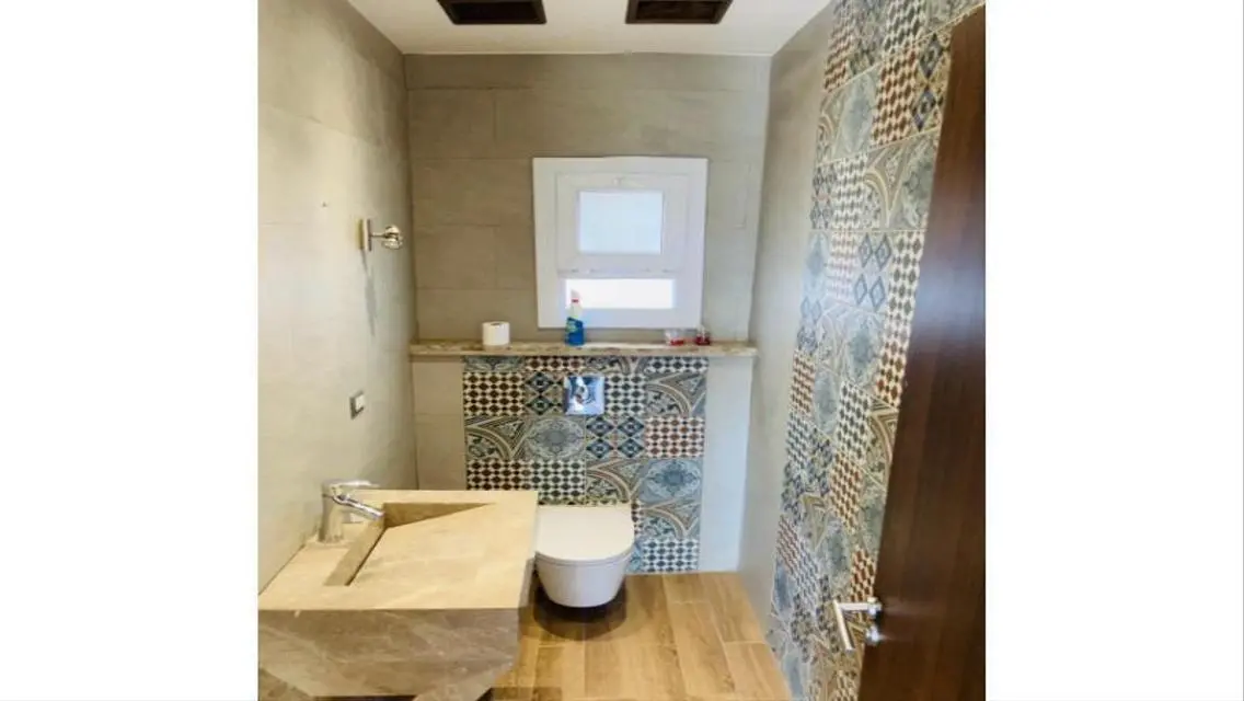 فيلا فخمة للبيع overlooking بحيرات