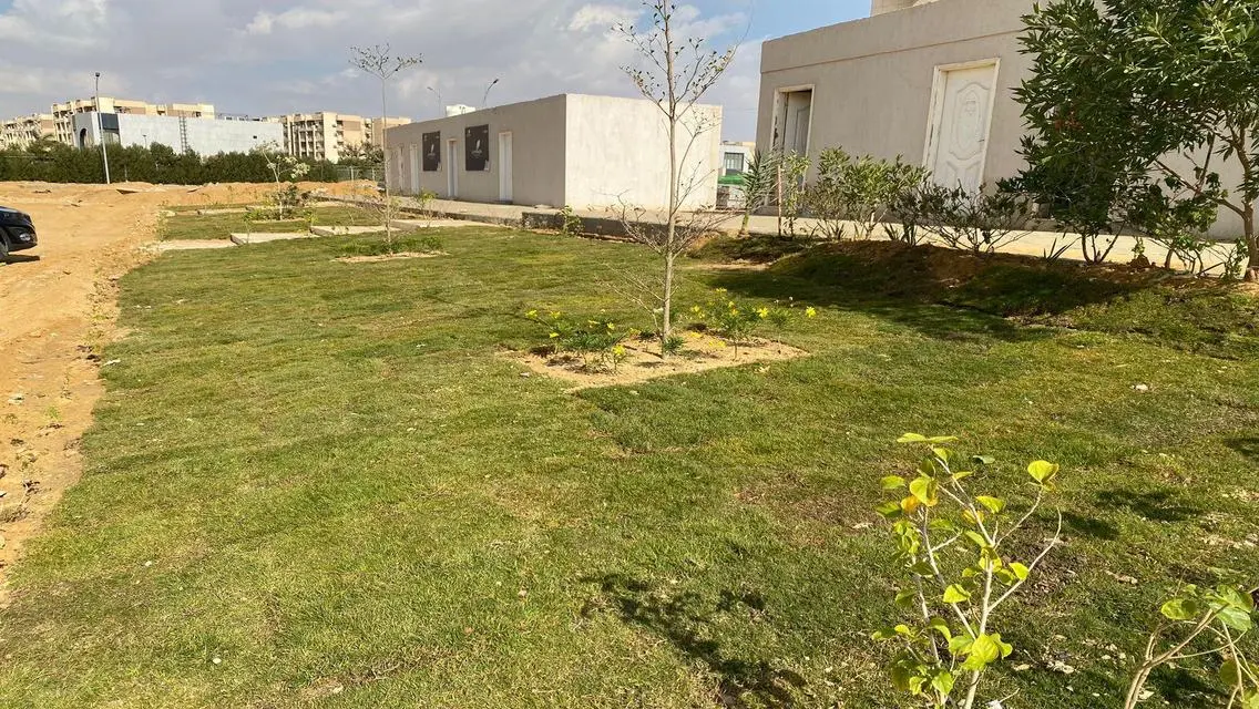 شقة مميزة للبيع في كمبوند لاميرادا بموقع ممتاز
