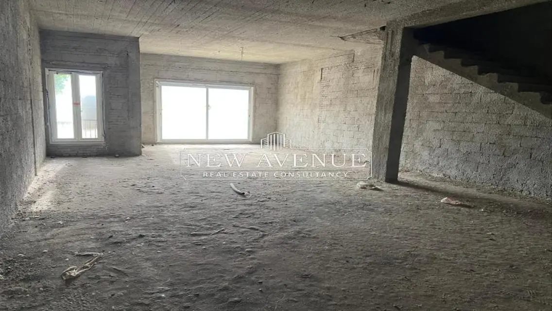 شقة فاخرة مع حديقة خاصة وغرفة خادمة