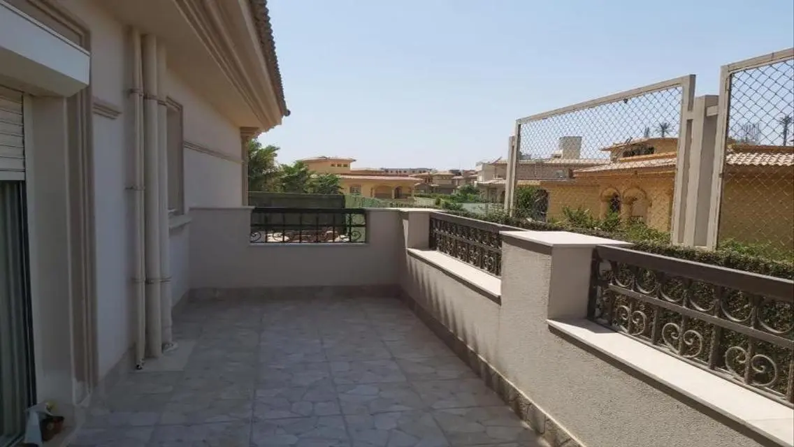 فيلا فاخرة للبيع بمسبح خاص وحديقة خاصة