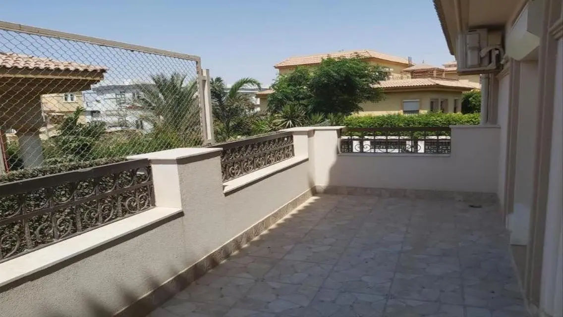 فيلا فاخرة للبيع بمسبح خاص وحديقة خاصة