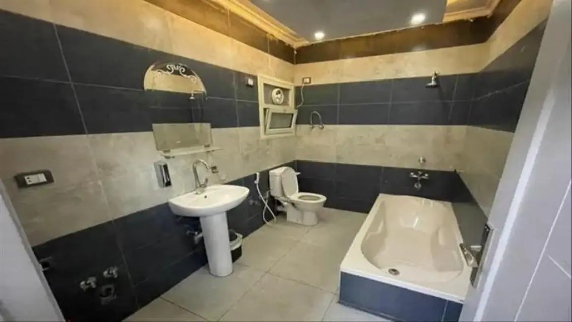 Luxurious 250 sqm Apartment with 4 Bedrooms and 3 Bathrooms for 42000