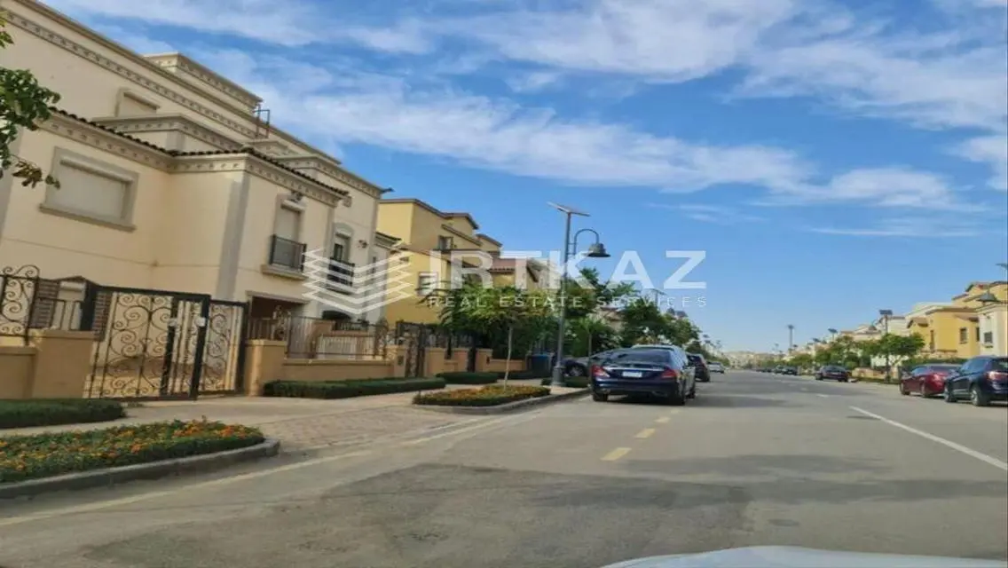 فيلا فاخرة مع حديقة خاصة ومرافق رائعة للبيع