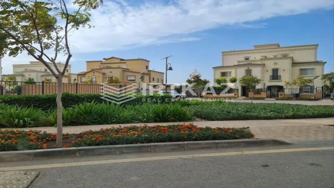 فيلا فاخرة مع حديقة خاصة ومرافق رائعة للبيع