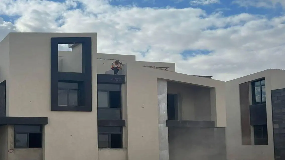 فيلا فاخرة للبيع مع حديقة خاصة ومسبح مشترك