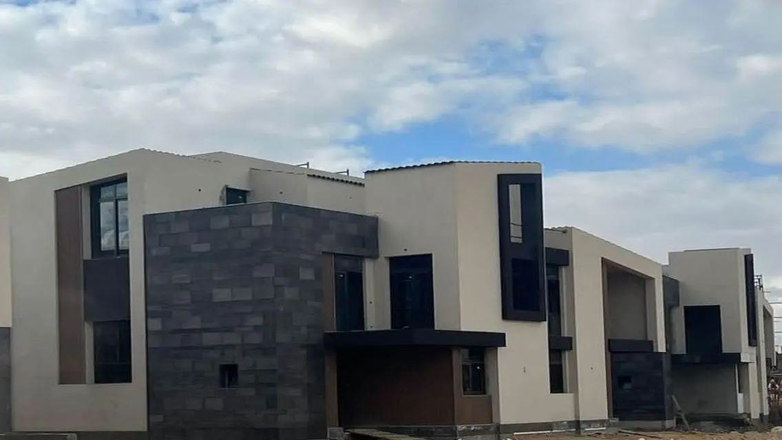 فيلا فاخرة للبيع مع حديقة خاصة ومسبح مشترك