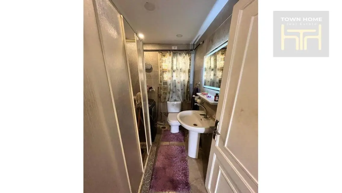 Luxury Apartment with Central Air Conditioning and Balcony