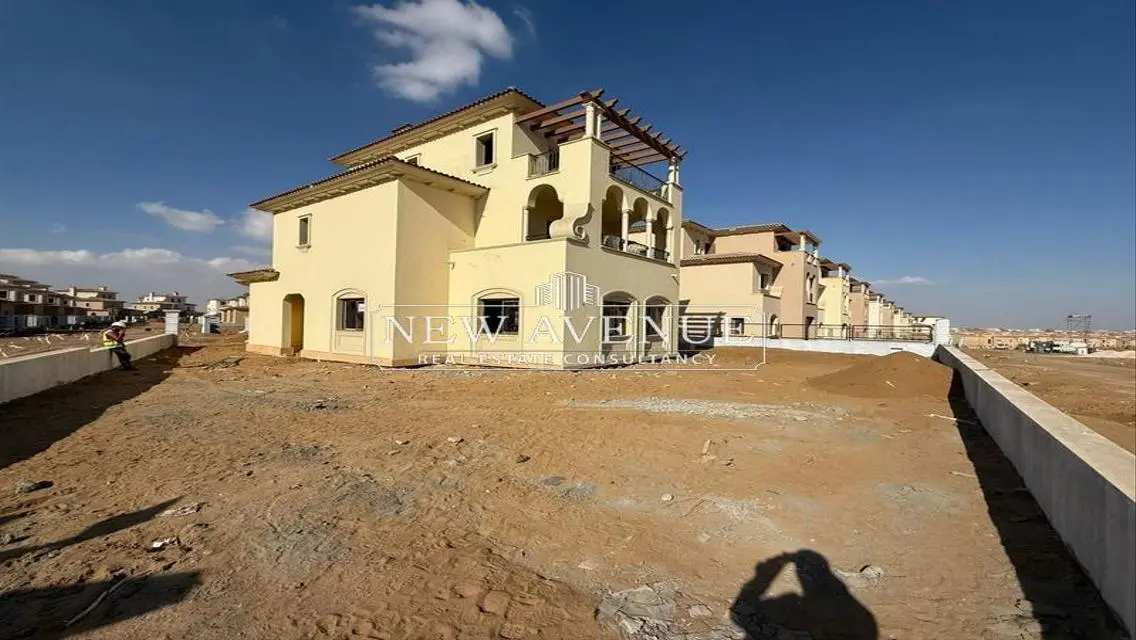 Luxurious Apartment with Spacious Private Garden in Prime Location