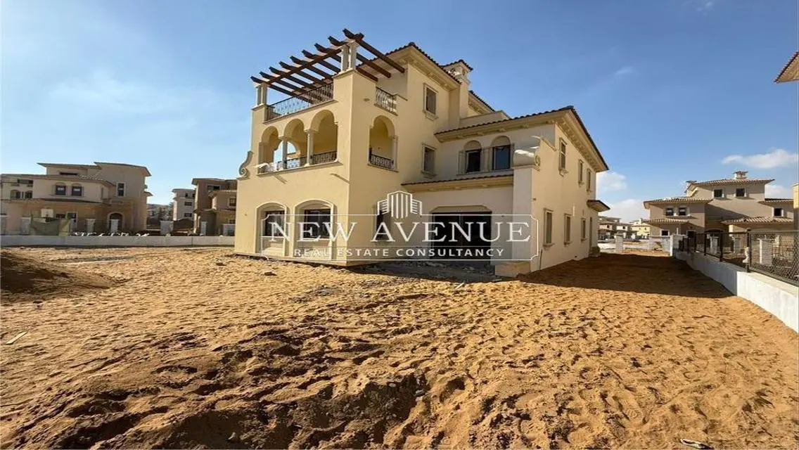 Luxurious Apartment with Spacious Private Garden in Prime Location