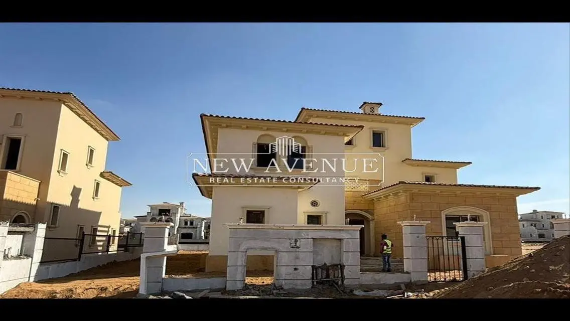 Luxurious Apartment with Spacious Private Garden in Prime Location