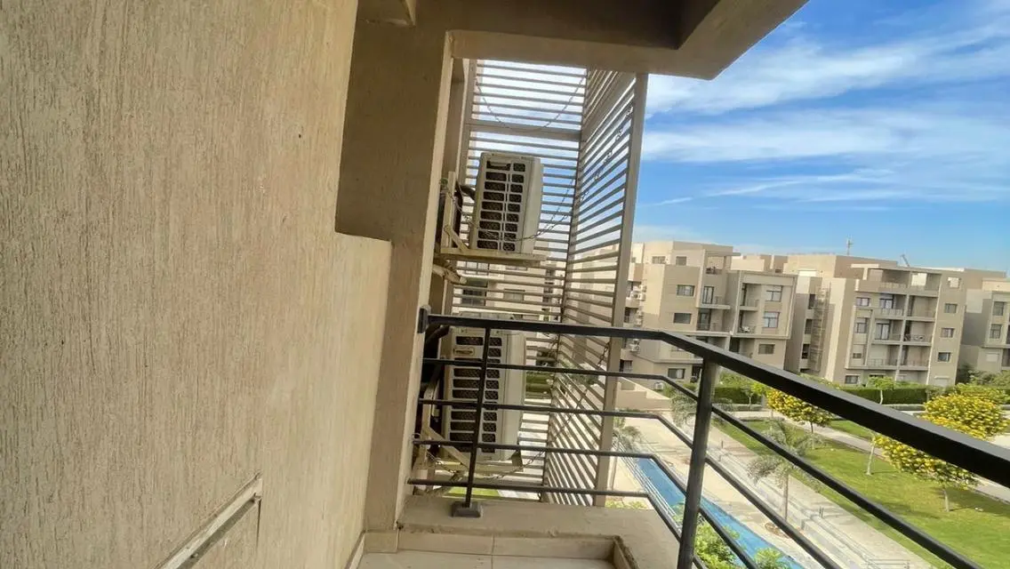 شقة فاخرة للبيع في كمبوند فيفث سكوير