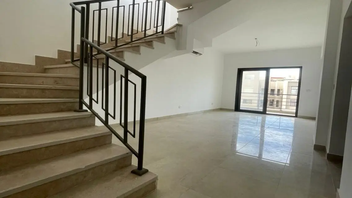 شقة فاخرة للبيع في كمبوند فيفث سكوير