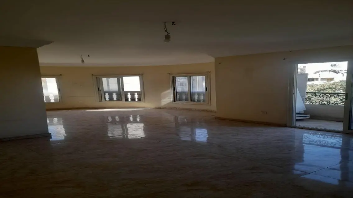 شقة رائعة مع شرفة في موقع متميز