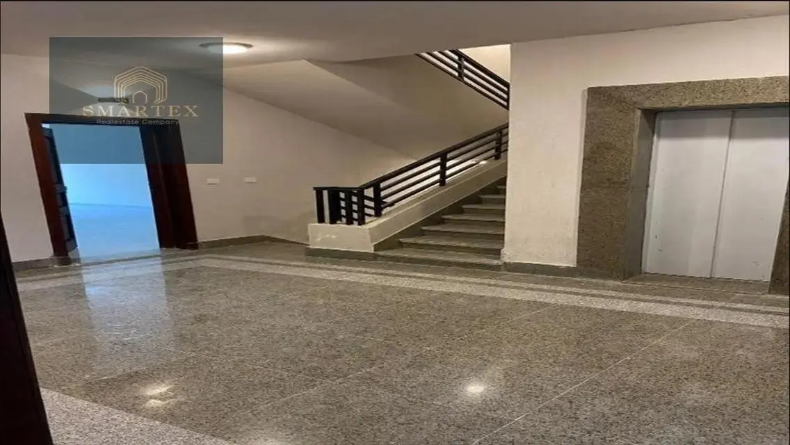 شقة فاخرة للبيع بمساحة واسعة في قلب المدينة