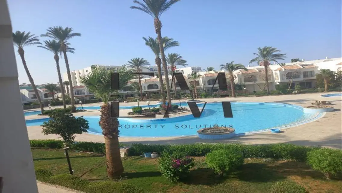 شقة مميزة بمساحة 5000 متر مع شرفة