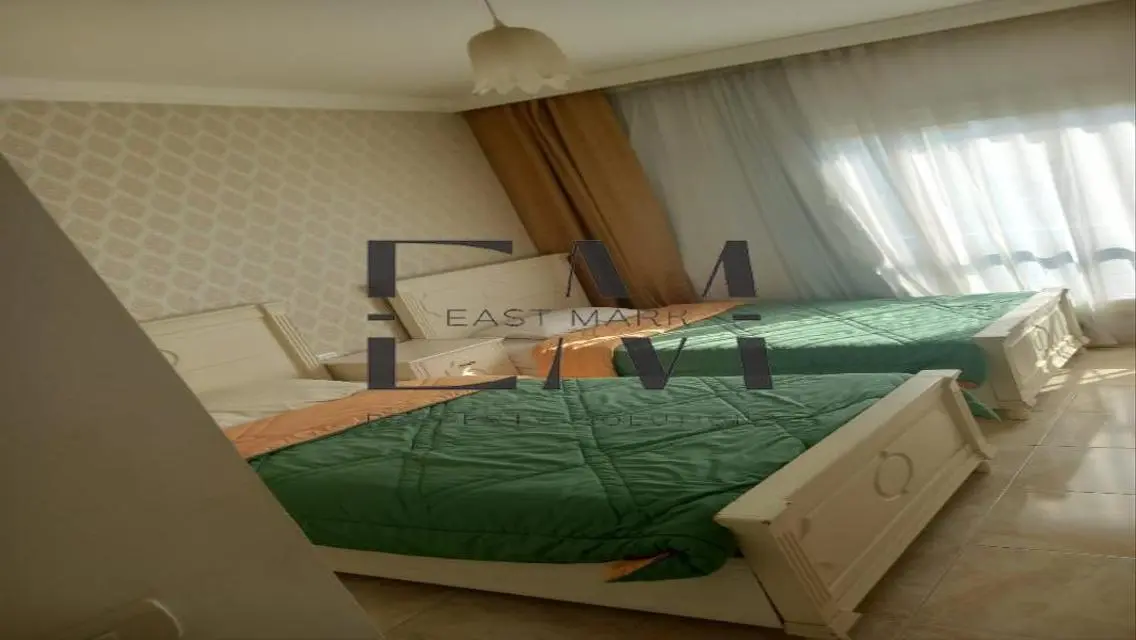 شقة فاخرة 4 غرف نوم مع شرفة