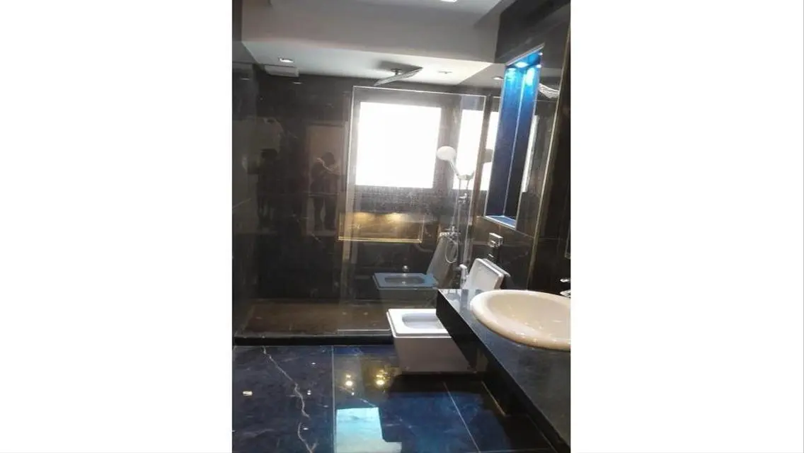 شقة فاخرة للبيع بمساحة مريحة في موقع مميز