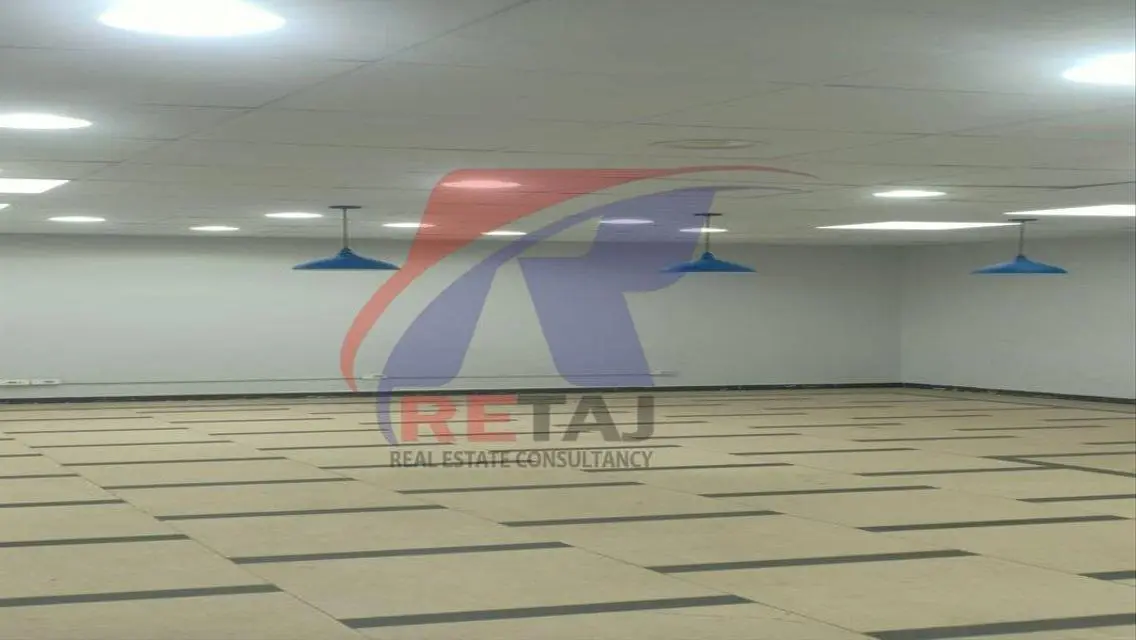 شقة فاخرة للإيجار بمساحة واسعة
