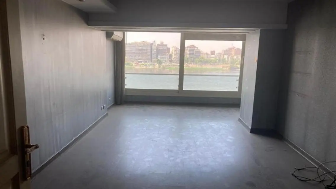 Luxury Apartment Overlooking Lakes and Main Attractions