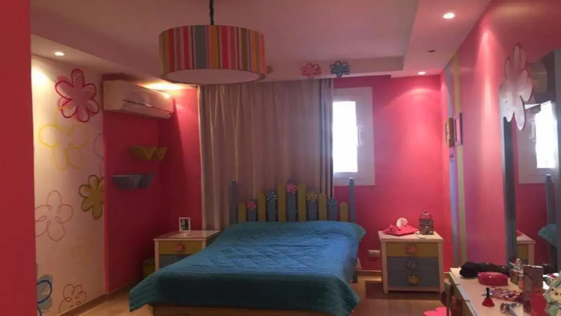 Luxury Apartment Overlooking Lakes and Main Attractions
