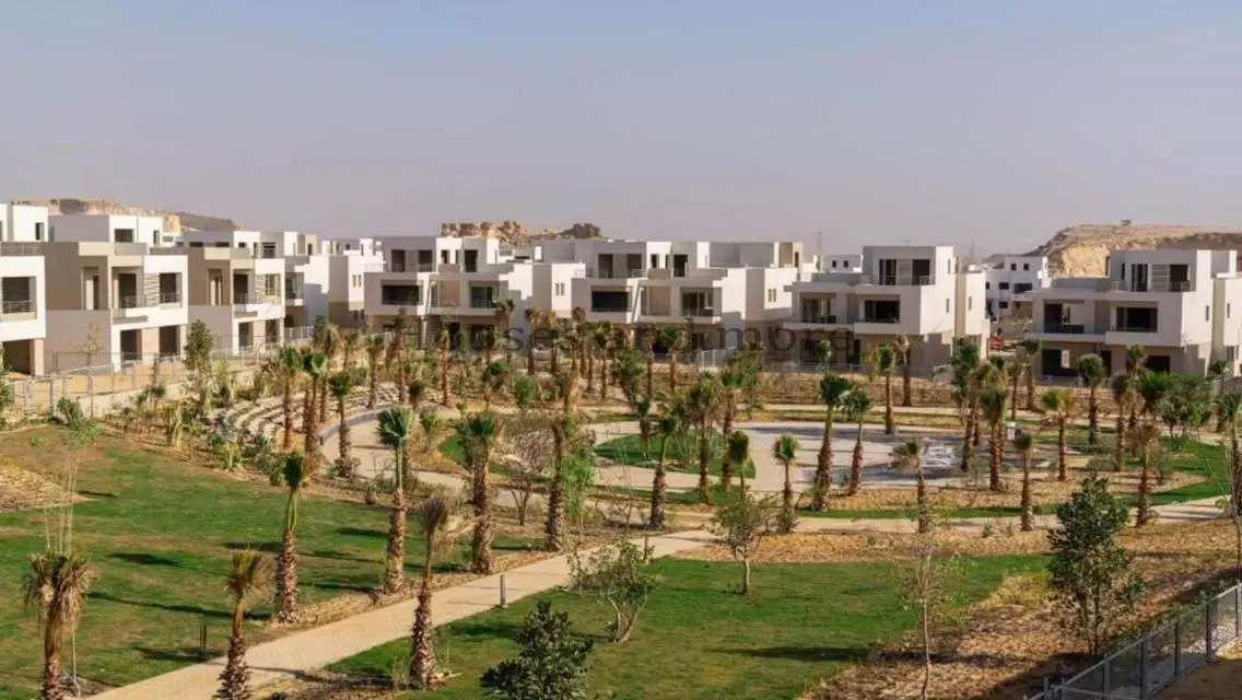 فيلا فاخرة للبيع مع حديقة خاصة ومسبح