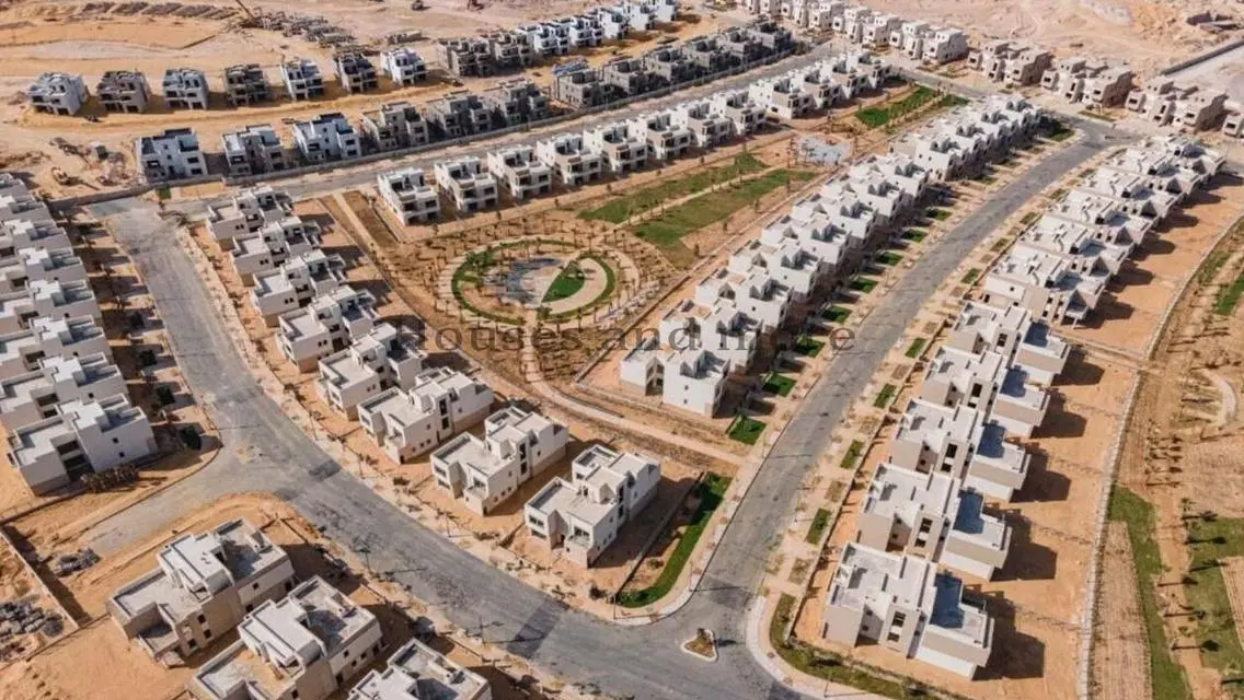 فيلا فاخرة للبيع مع حديقة خاصة ومسبح