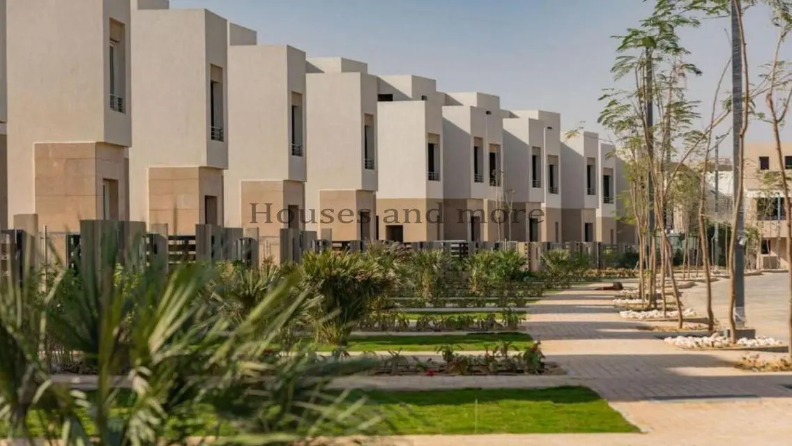 فيلا فاخرة للبيع مع حديقة خاصة ومسبح