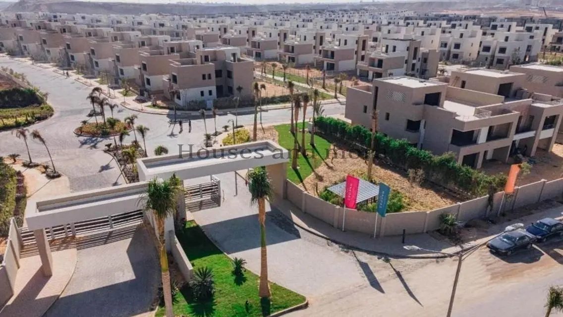 فيلا فاخرة للبيع مع حديقة خاصة ومسبح